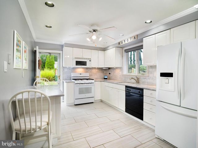 18 WALNUT HILL LN, Havertown, PA 19083