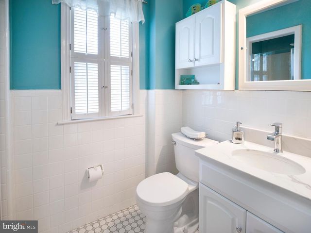 18 WALNUT HILL LN, Havertown, PA 19083