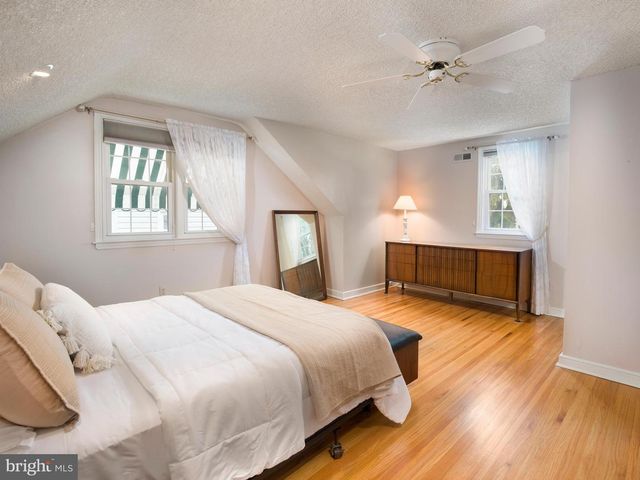 18 WALNUT HILL LN, Havertown, PA 19083