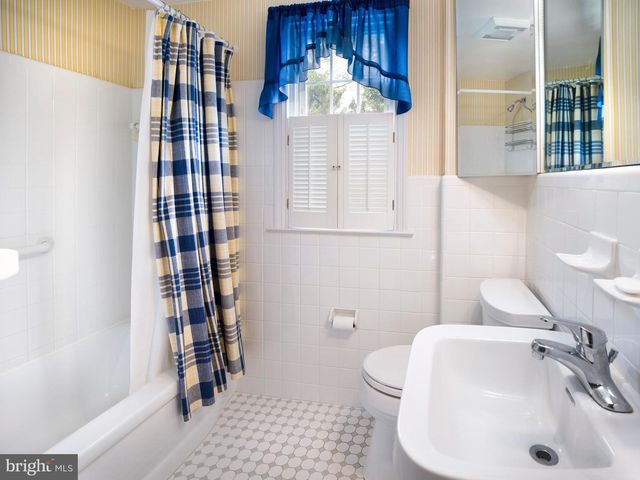 18 WALNUT HILL LN, Havertown, PA 19083