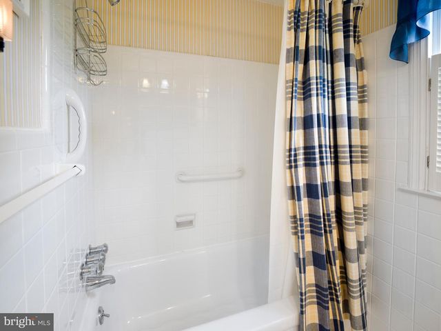 18 WALNUT HILL LN, Havertown, PA 19083
