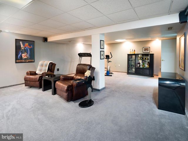 18 WALNUT HILL LN, Havertown, PA 19083