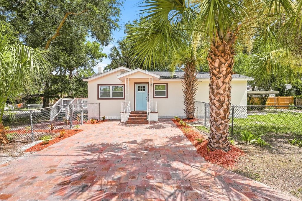Image 4 of property listing at 1002 E SEWARD STREET, Tampa, FL 33604