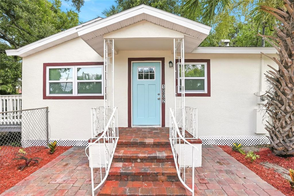 Image 6 of property listing at 1002 E SEWARD STREET, Tampa, FL 33604