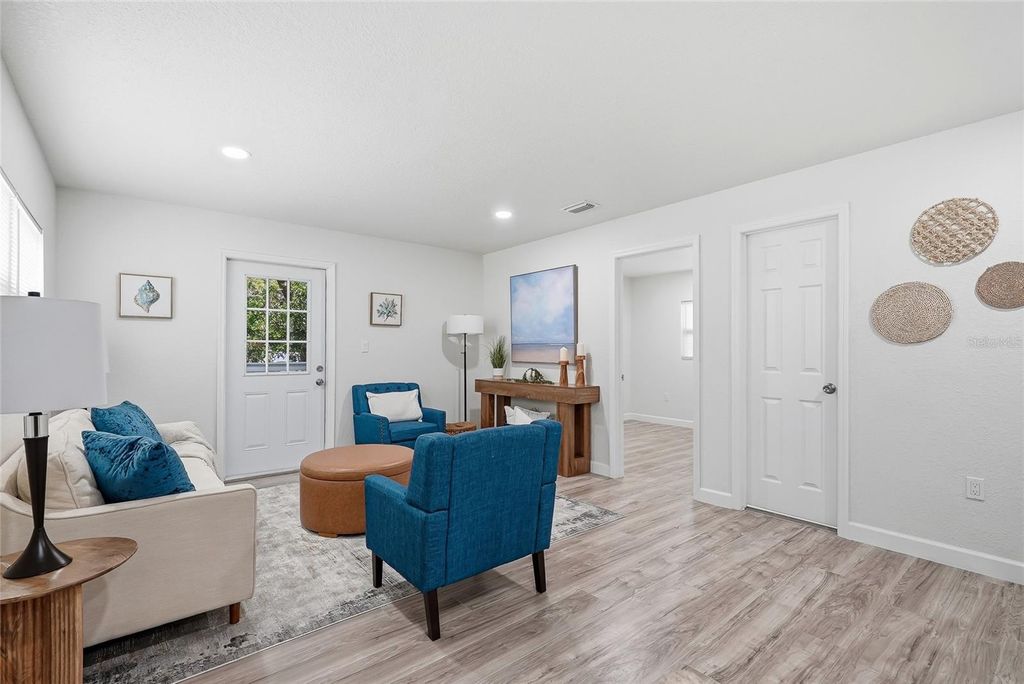 Image 8 of property listing at 1002 E SEWARD STREET, Tampa, FL 33604