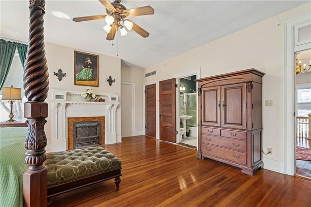 1 Hawthorne Place, Independence, MO 64052