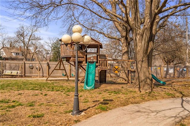 1 Hawthorne Place, Independence, MO 64052