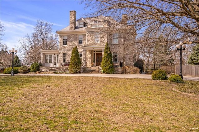 1 Hawthorne Place, Independence, MO 64052