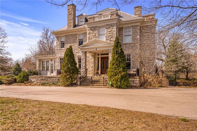 1 Hawthorne Place, Independence, MO 64052