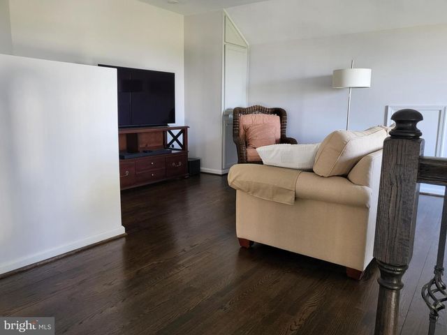 19440 FRONT ST, Leesburg, VA 20176