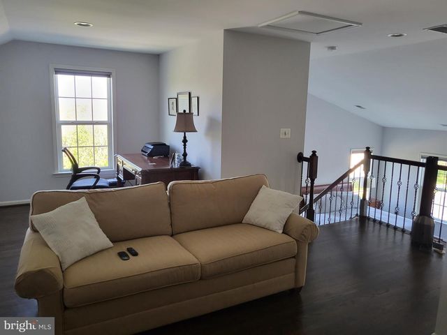 19440 FRONT ST, Leesburg, VA 20176