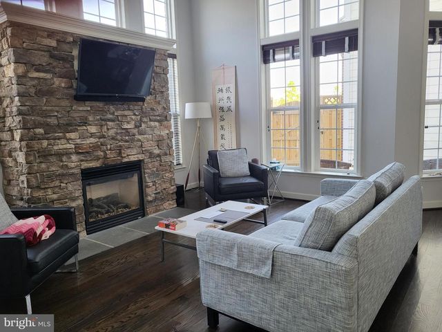 19440 FRONT ST, Leesburg, VA 20176