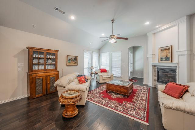 902 Enchanted Wood Drive, Arlington, TX 76005