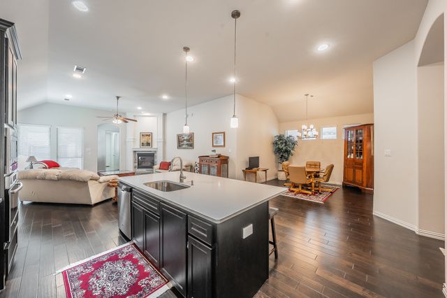 902 Enchanted Wood Drive, Arlington, TX 76005