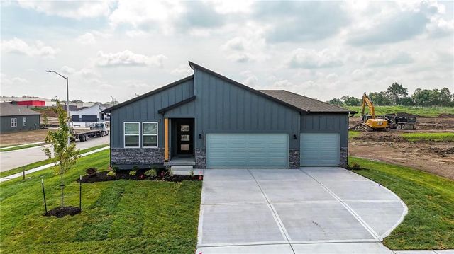 369 SW Amara Drive, Blue Springs, MO 64064