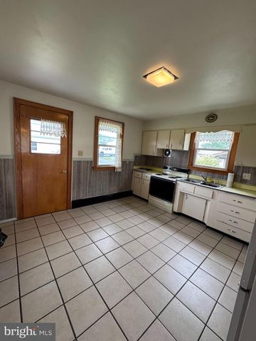 513 E CHESTNUT ST, Hegins, PA 17938