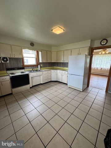 513 E CHESTNUT ST, Hegins, PA 17938