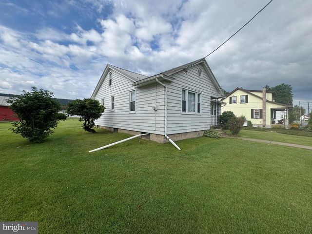 513 E CHESTNUT ST, Hegins, PA 17938