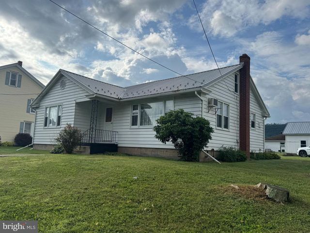 513 E CHESTNUT ST, Hegins, PA 17938
