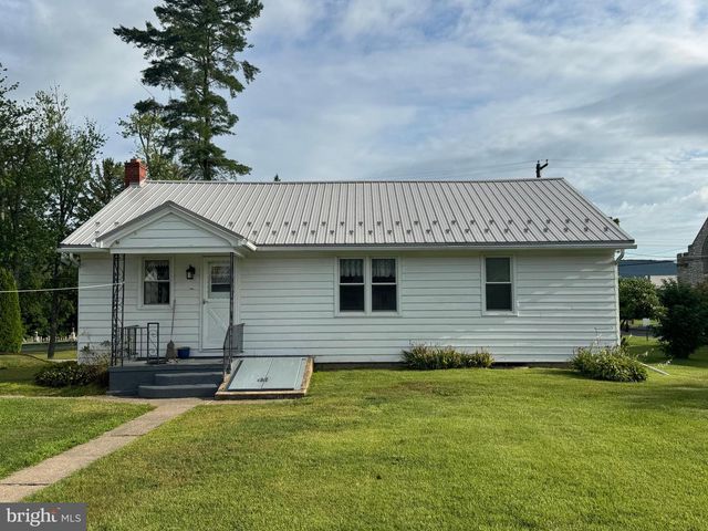 513 E CHESTNUT ST, Hegins, PA 17938