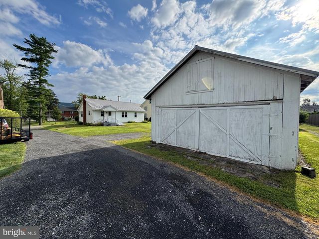 513 E CHESTNUT ST, Hegins, PA 17938
