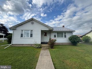 513 E CHESTNUT ST, Hegins, PA 17938