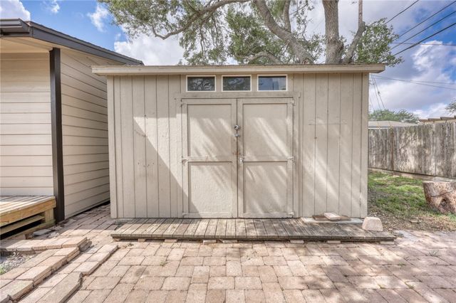 942 Delaine Dr, Corpus Christi, TX 78411
