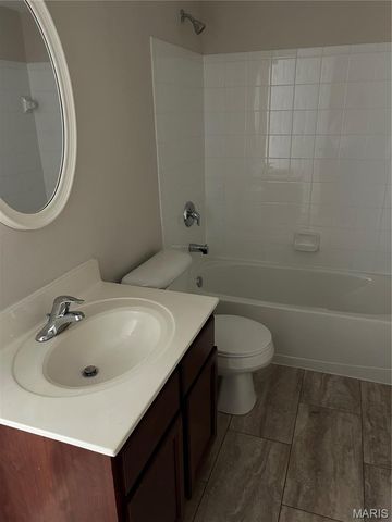 1951 Greenpoint Drive 103, Kirkwood, MO 63122