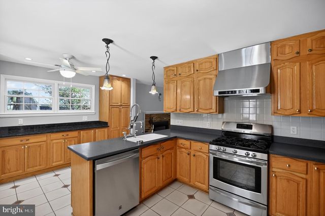 4042 DOVEVILLE LN, Fairfax, VA 22032