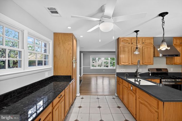 4042 DOVEVILLE LN, Fairfax, VA 22032