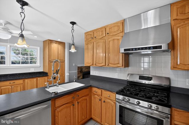 4042 DOVEVILLE LN, Fairfax, VA 22032