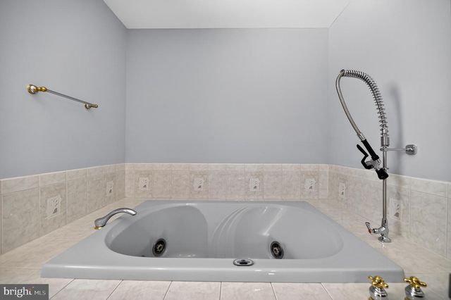 4042 DOVEVILLE LN, Fairfax, VA 22032