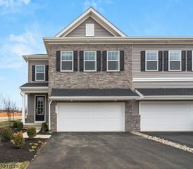 18 Eastwood Ter 18, East Hanover Twp., NJ 07936