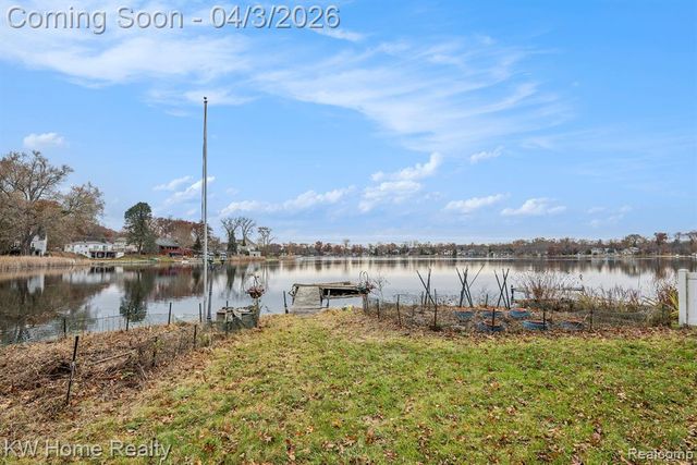 9630 Round Lake Boulevard, White Lake, MI 48386