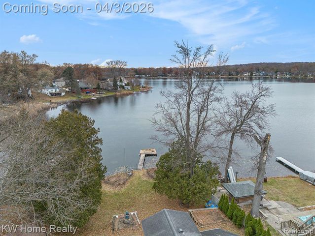 9630 Round Lake Boulevard, White Lake, MI 48386