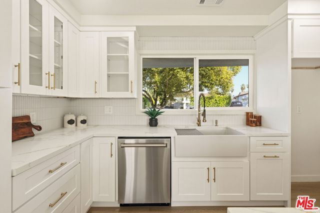 10521 Cedros Avenue, San Fernando, CA 91345