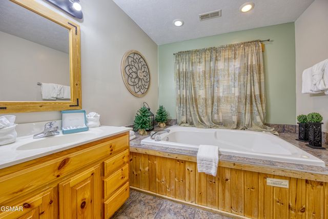 917 Pine Cone Way, Gatlinburg, TN 37738