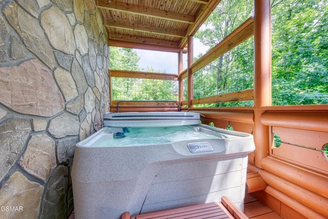 917 Pine Cone Way, Gatlinburg, TN 37738