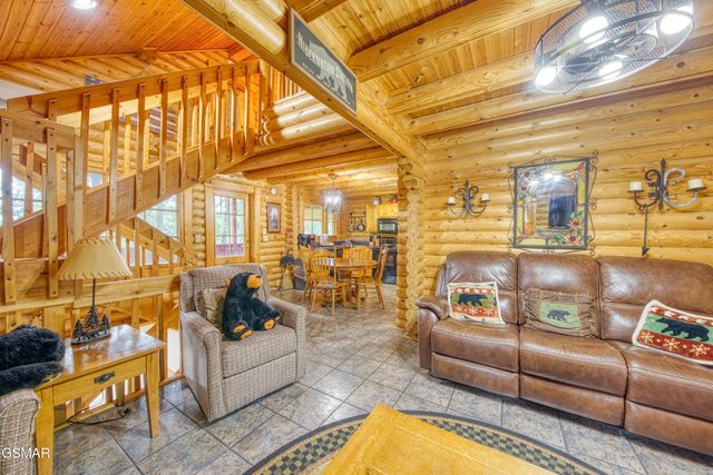 917 Pine Cone Way, Gatlinburg, TN 37738