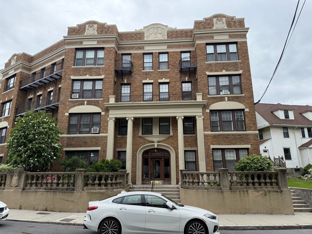 32 Sidlaw Rd 5, Boston, MA 02135
