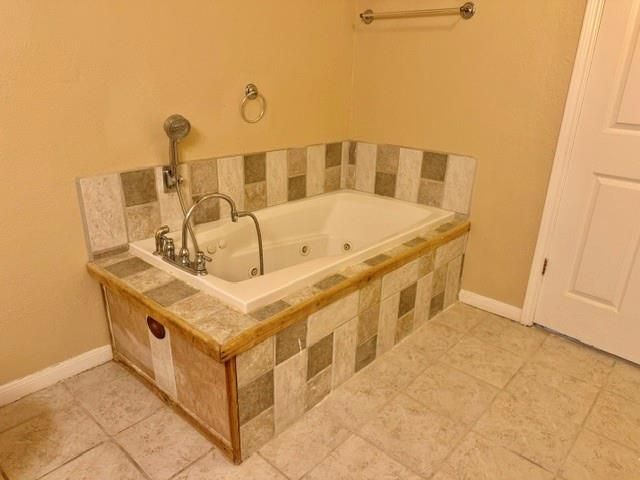 6 Woodridge CIR, Wimberley, TX 78676