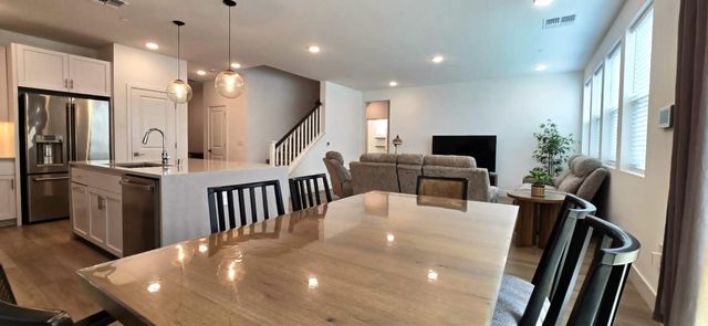 420 Monastery Dr, Lathrop, CA 95330