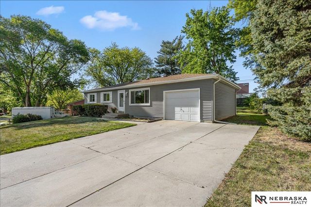 8310 Chestnut Lane, Lincoln, NE 68510