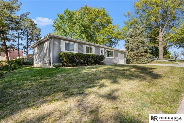 8310 Chestnut Lane, Lincoln, NE 68510