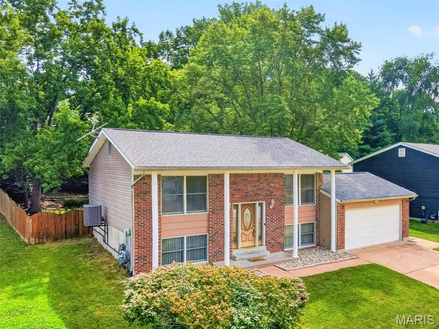 12115 Glenpark Drive, Maryland Heights, MO 63043