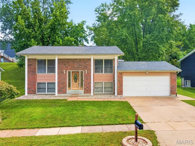 12115 Glenpark Drive, Maryland Heights, MO 63043