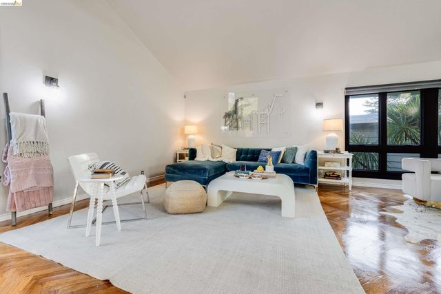 6048 Chelton Dr, Oakland, CA 94611
