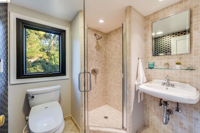 6048 Chelton Dr, Oakland, CA 94611