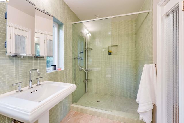 6048 Chelton Dr, Oakland, CA 94611