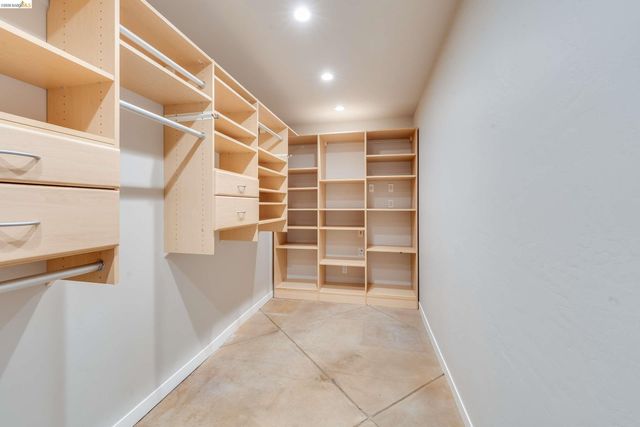 6048 Chelton Dr, Oakland, CA 94611